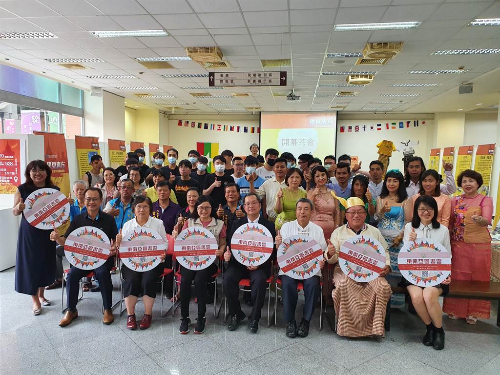 華夏科技大學即日起舉辦「望見南方–從史料認識東南亞」展覽，並與中華民國緬甸歸僑協會簽署MOU合作交流備忘錄，期許未來一起共同推廣緬甸文化。（葉書宏攝）