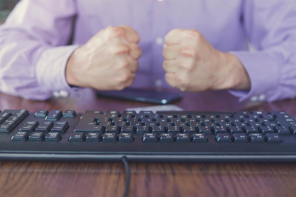 喜歡在網路上當鍵盤俠，動動手指頭挑起對立的酸民小心了！美國一項最新研究發現：「敵意」性格易讓心臟病復發。（示意圖／shutterstock）

