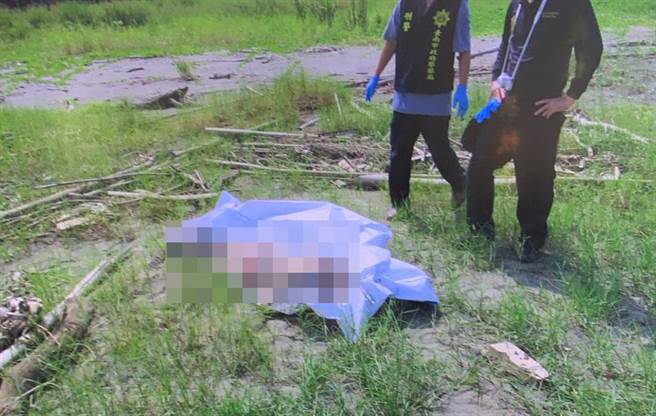 民眾在民权路四段堤防边河道发现一具女浮尸。（读者提供／程炳璋台南传真）