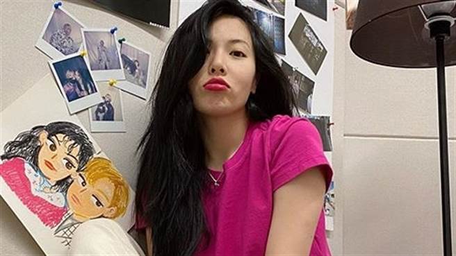 泫雅病中再甩辣 「只穿内衣裤」泄限制级身材（图／IG@hyunah_aa）