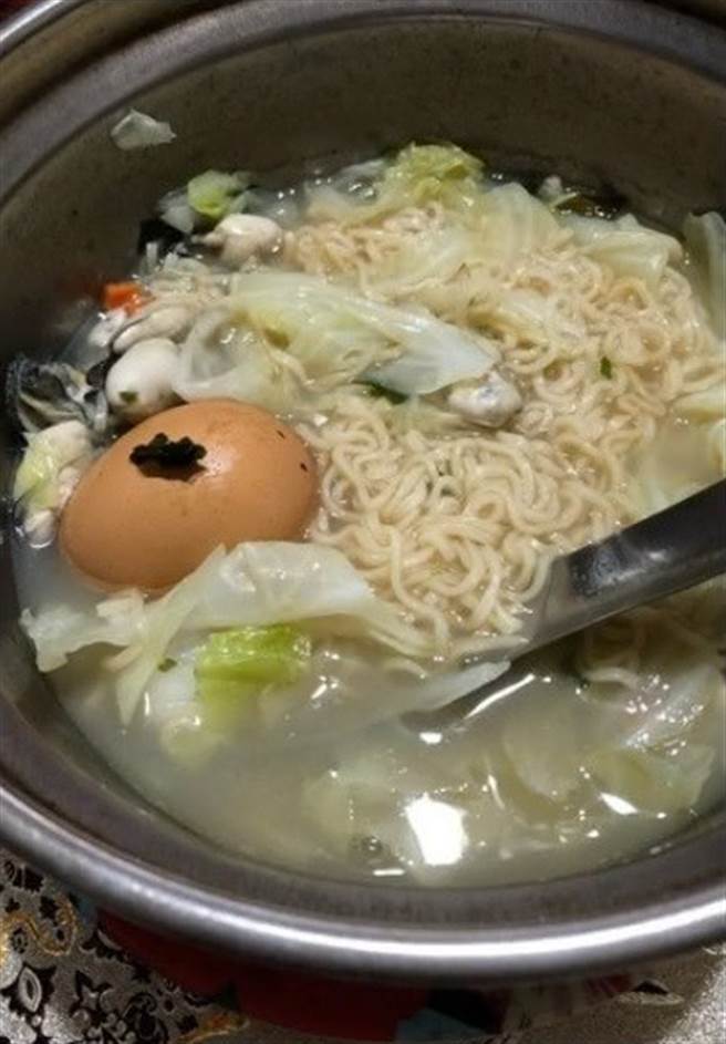 网友PO出妈妈帮煮的泡麵加蛋，竟把一整颗没剥壳的水煮蛋丢进泡麵里。（图／截自PTT）