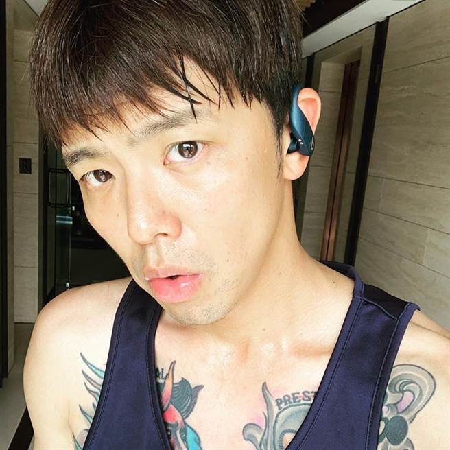 小鬼胸口刺爸爸头像，背后原因曝光眾人鼻酸。(图/截自小鬼IG)