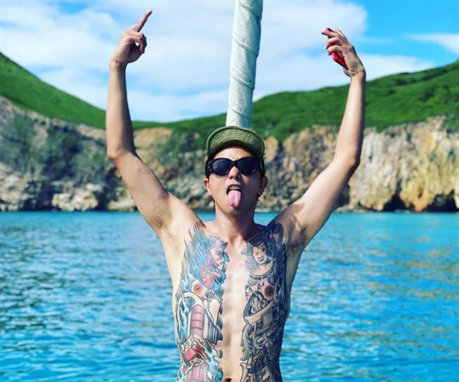 图为小鬼日前游龟山岛，身上整片刺青曝光，右上角爸爸的头像上还加了米老鼠。(图/截自小鬼IG)