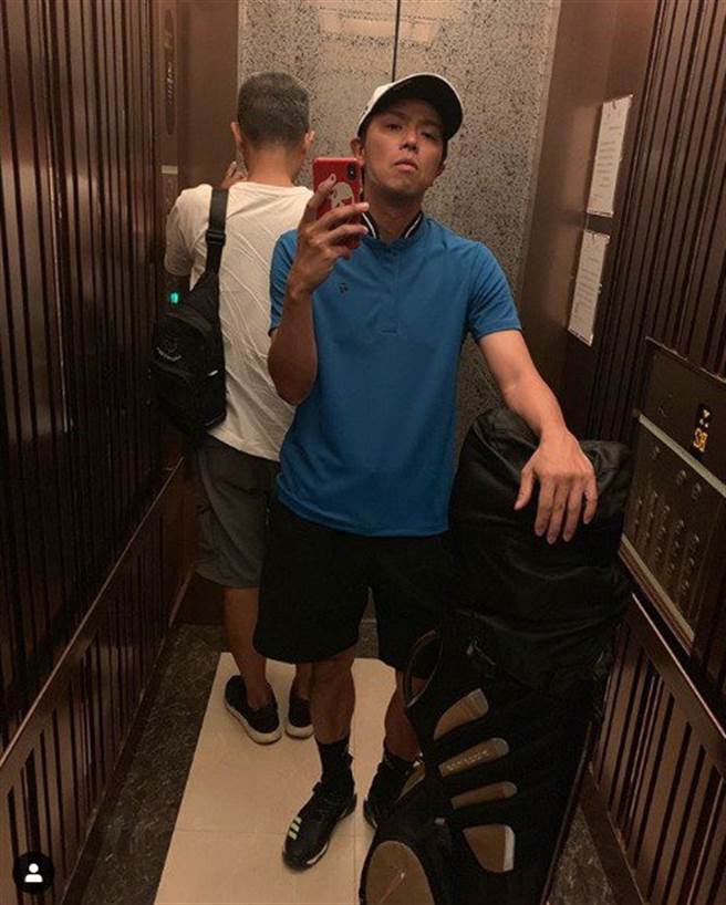 小鬼与爸爸感情要好，两人还相约一起把对方的脸刺在身上。(图/截自小鬼IG)