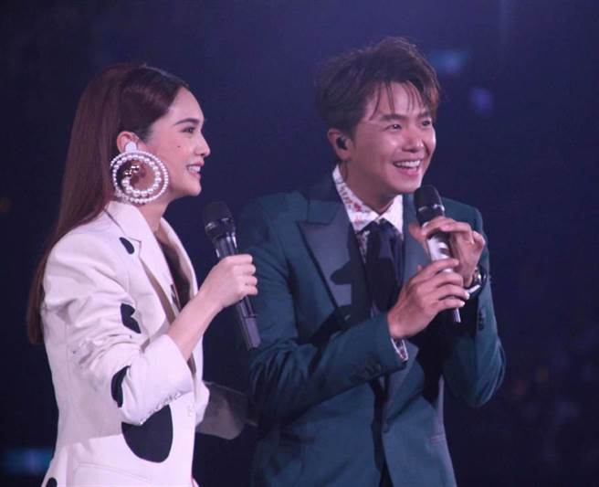 2018年杨丞琳邀请小鬼担任演唱会嘉宾，告白对方是很重要的人。（图／摘自杨丞琳脸书）