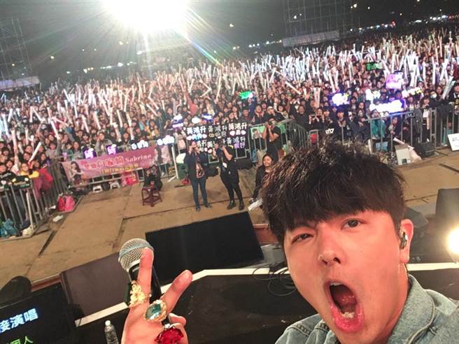 小鬼在演艺圈18年，丝毫没有明星架子，把粉丝当作朋友。（图／FB@小鬼）