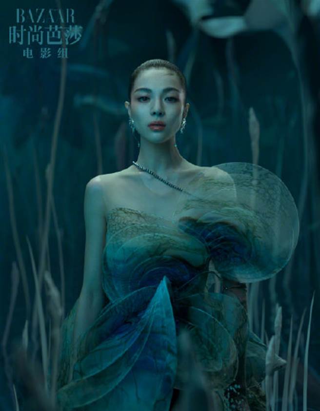 锺楚曦穿上缤纷的薄纱套装，秀长腿展现优越的身材条件。（图／摘自微博@时尚芭莎）