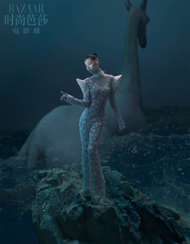 锺楚曦穿上缤纷的薄纱套装，秀长腿展现优越的身材条件。（图／摘自微博@时尚芭莎）