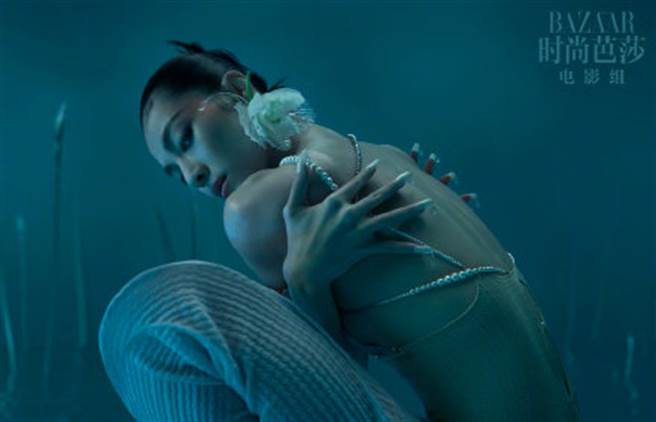 锺楚曦穿上缤纷的薄纱套装，秀长腿展现优越的身材条件。（图／摘自微博@时尚芭莎）