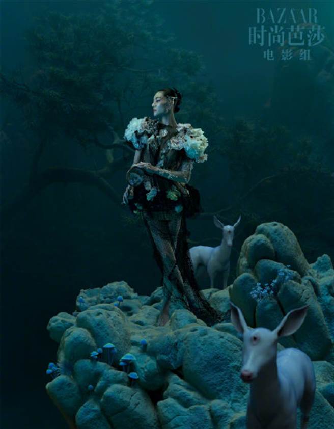 锺楚曦穿上缤纷的薄纱套装，秀长腿展现优越的身材条件。（图／摘自微博@时尚芭莎）