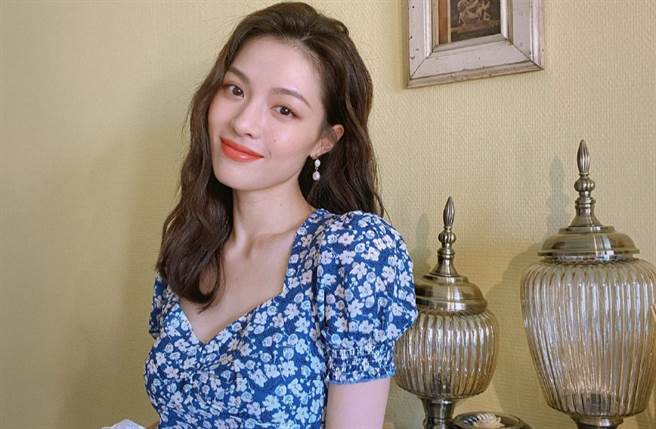 锺楚曦穿上缤纷的薄纱套装，秀长腿展现优越的身材条件。（图／摘自微博@锺楚曦）