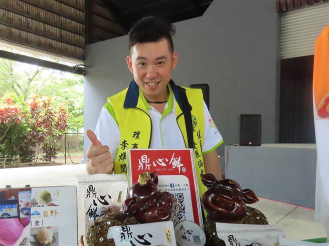 38歲的李煇閎出身養豬世家，他5年前到台南發展，在七股區飼養黑毛豬，也自創品牌行銷，除了生鮮溫體豬肉外，還有香腸、鹹豬肉、打拋豬等加工產品。（莊曜聰攝）