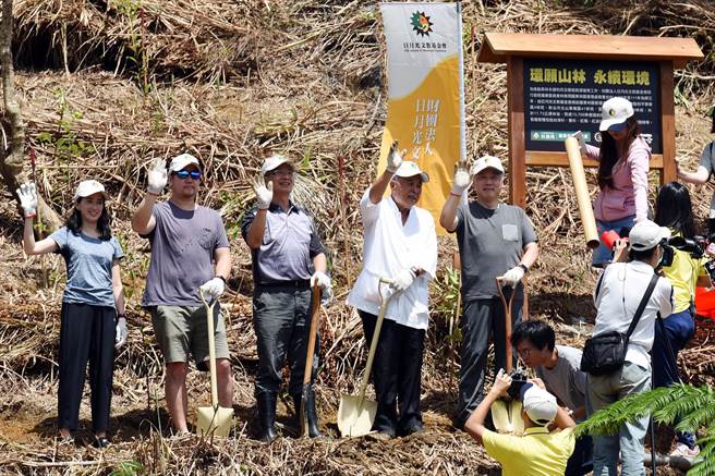 日月光和林务局人员上午在罗管处文山事业区第41林班，共同举行植树造林活动。（日月光文教基金会提供／许昌平台北传真）