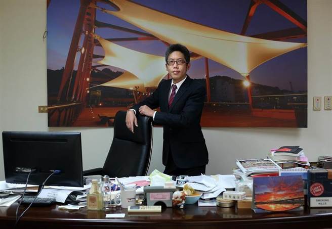 总统府前发言人丁允恭与其办公桌 (图／本报资料照)