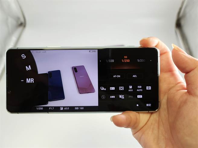 Sony Xperia 5 II 新增了MR記憶模式，能夠紀錄使用者的拍攝習慣，當儲存習慣的設定後，往後即能像相機一樣，打開模式即能直接使用。（石欣蒨攝）