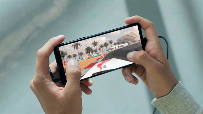 Sony Xperia 5 II帶來全新120Hz螢幕更新率、240Hz觸控掃描頻率，讓遊戲操作更準確、更迅速。（Sony提供）