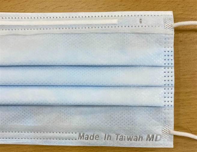 口罩国家队接连出包，指挥中心也宣布未来台湾制医疗口罩一律打上双钢印，图为样式 (图／善存科技脸书)