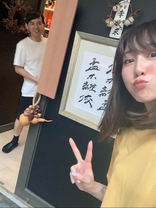 玛丽向黄子佼请益典礼主持的眉角，而佼哥也非常热情地分享自己的想法，给予她非常多建议。（图／翻摄自玛丽脸书粉丝专页）