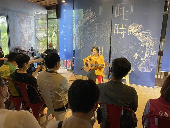 2020台南文學季特別邀請橫跨音樂與文學的新生代歌手許含光擔任年度文學大使。(曹婷婷攝)