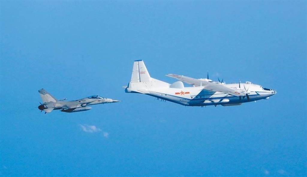 共軍軍機近期頻繁進入台灣西南方空域，我空軍依例升空對之廣播進行驅離。圖為圖為2018年12月IDF經國號戰機對共軍運8（前）運輸機監控照片。（圖／國防部）