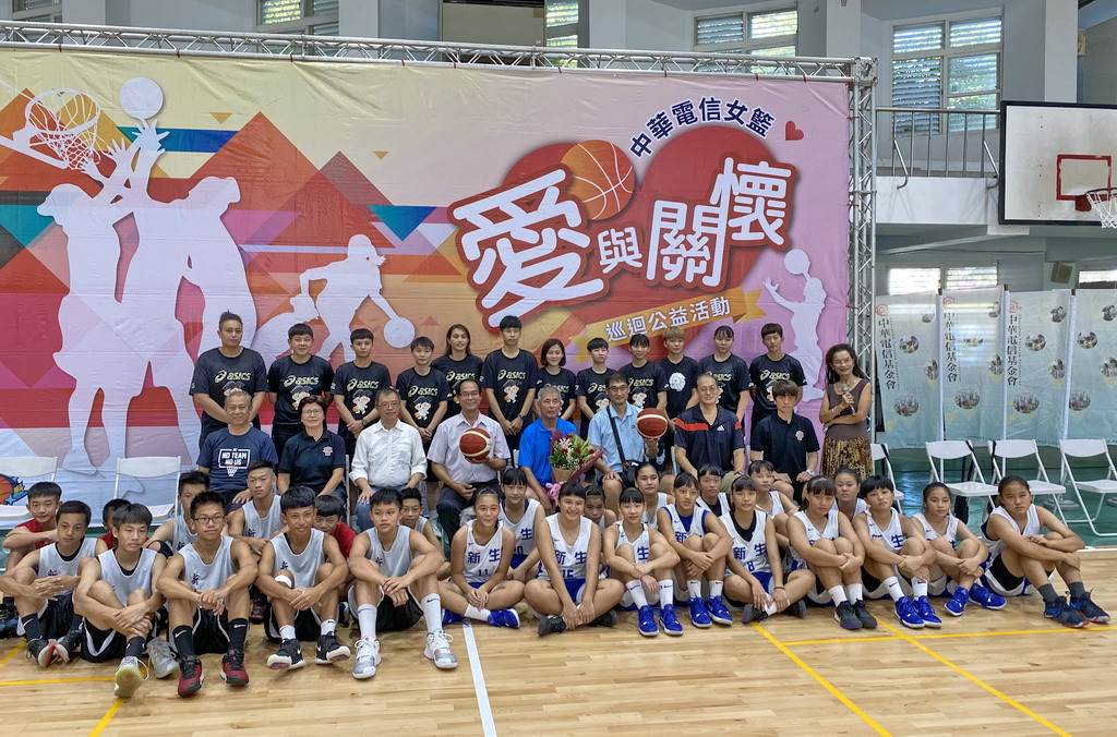 中華電信女籃愛與關懷活動18日首次來到台東新生國中舉行。(黃及人攝)