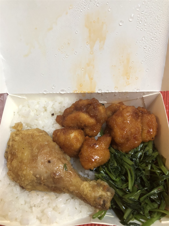 网友在信义区自助餐夹了鸡腿、鸡丁、空心菜加上白饭，被收150，让他傻眼 (图／PTT)