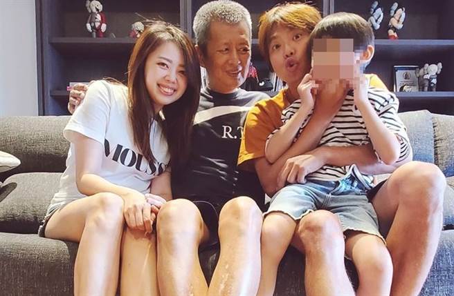 小鬼亲妹悲痛PO文，悔与哥哥合照这么少。(取自小鬼妹妹IG)