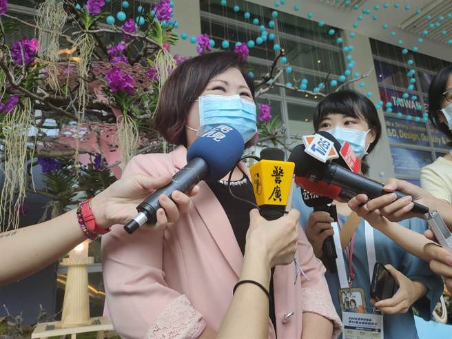 劳动部部长许铭春出席全国技能竞赛，回应劳保年改问题。（林良齐摄）