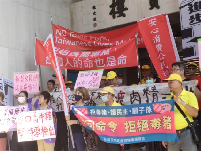 「撤回命令、撤回毒猪」，台湾民间反瘦肉精毒猪联盟今天赴立法院抗议。（林良齐摄）