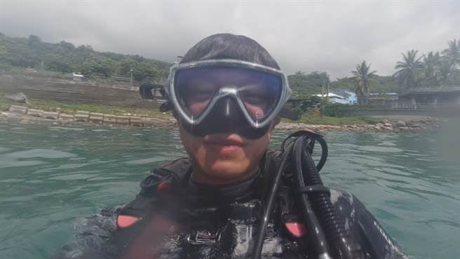简至豪潜水初体验心惊惊 海底捡拾垃圾为环保尽心力。(图／中天新闻台提供)