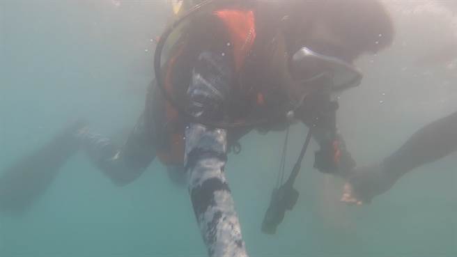 《小豪出任务》简至豪前进台东县东河乡体验潜水。(图／中天新闻台提供)