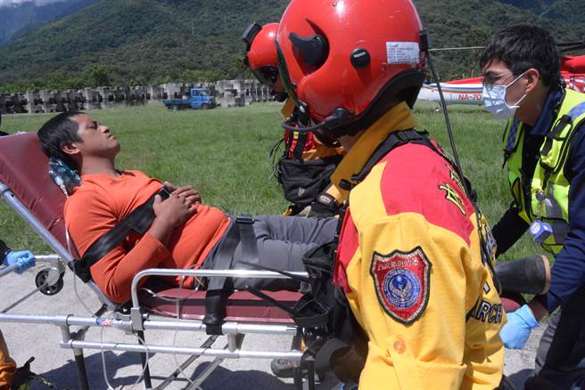 林管处雇员遭虎头蜂螫伤，表情痛苦。（王志伟摄）