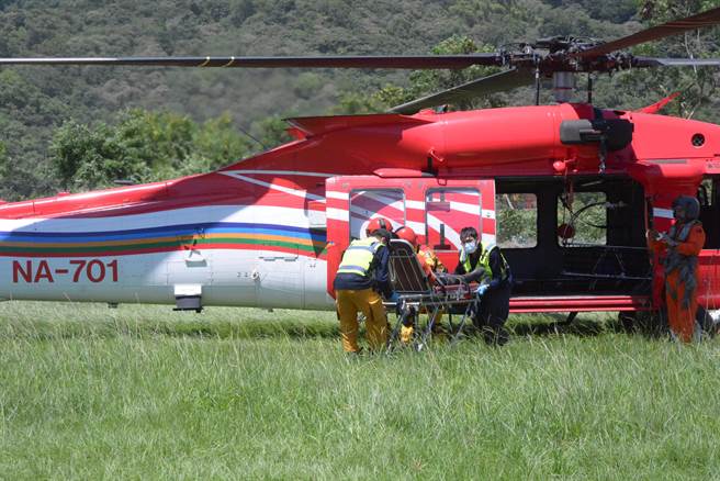 直升机紧急吊挂，来到德兴棒球场，转由救护车送医。（王志伟摄影）
