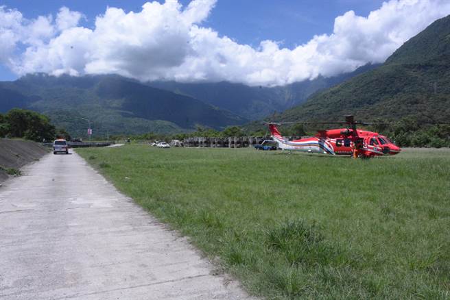 救护车在旁等待直升机降落。要将伤者送医。（王志伟摄）