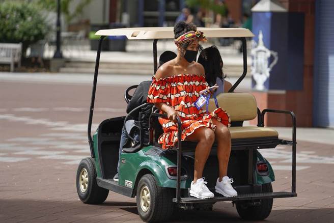 大坂直美拍摄美网夺冠照片后坐车离去。（美联社资料照）