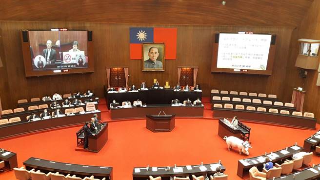 行政院长苏贞昌今赴立院报告莱猪政策并备询。(朱真楷摄)