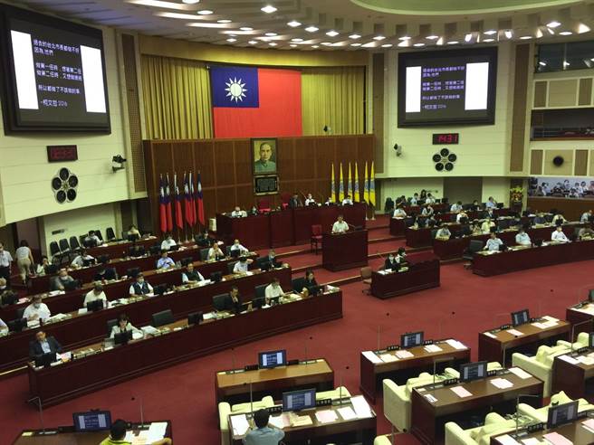 台北市長柯文哲18日赴議會施政報告。（張立勳攝）