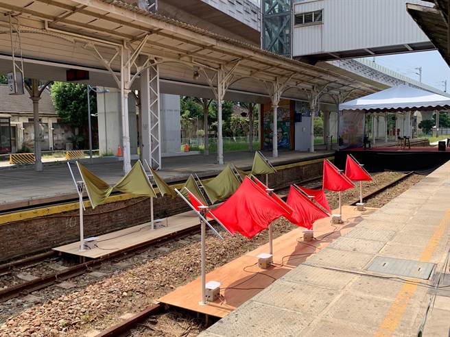 裝置藝術「擬旗化語」設置在舊台中車站的鐵軌上，以火車旗語為主軸，充滿視覺驚奇。（林欣儀攝）