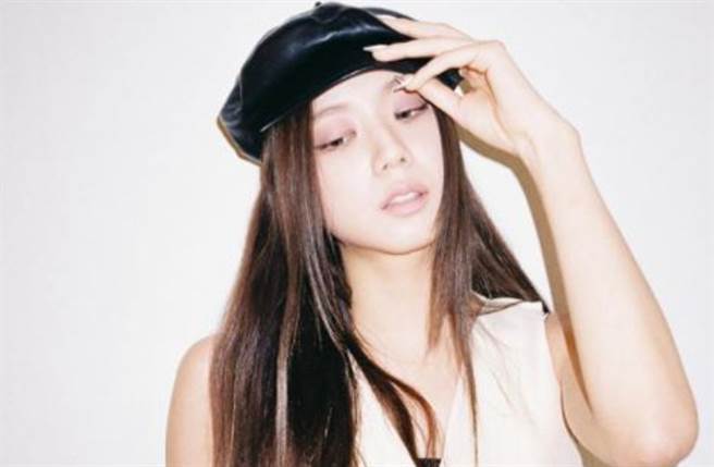 Jisoo鏤空薄紗上下全開 裙底洩白皙腿根（圖／IG@sooyaaa__）