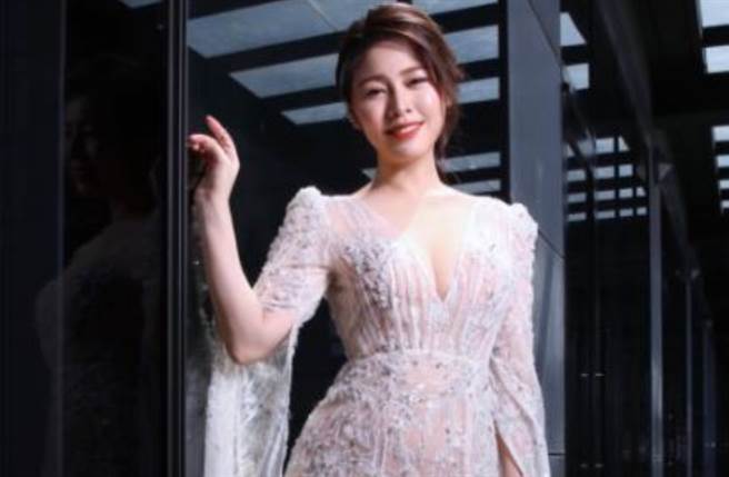 白家绮在IG上公开多张金钟奖穿搭，性感深V造型意外泄「胸前大痣」。（图／IG@sabrinapai0420）