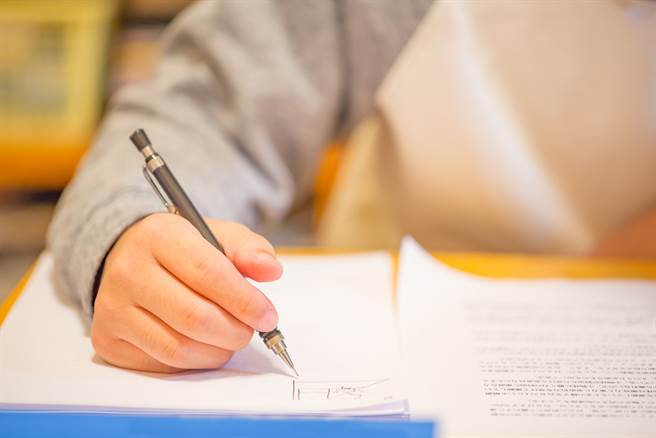 努力读书20年还不如当艺人？网揭暗黑真相（示意图／达志影像）