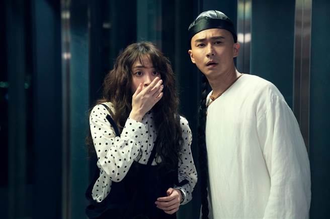 陽妮妮（左）在《腦波小姐》與狄志杰有逗趣演出。（麗象影業提供）