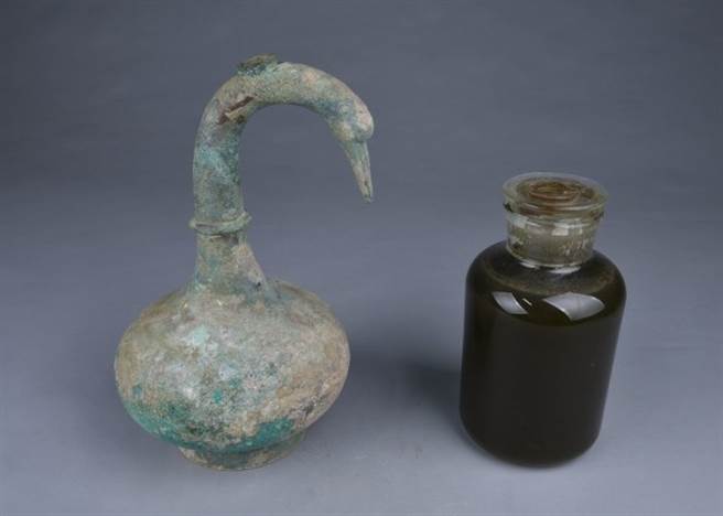 西漢早期古酒出土鵝首曲頸壺存黃褐色液體驗明正身- 兩岸- 中時新聞網