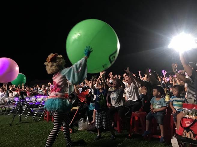 紙風車劇團19日在高雄美濃區演出《雞城故事》。（紙風車劇團提供）