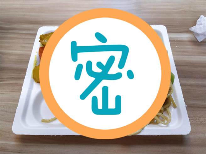 素食自助餐夹这样他估60元 一问价格傻眼：祝店家早日倒闭