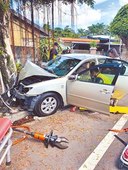 報復出遊 阿公開車撞樹2人不治