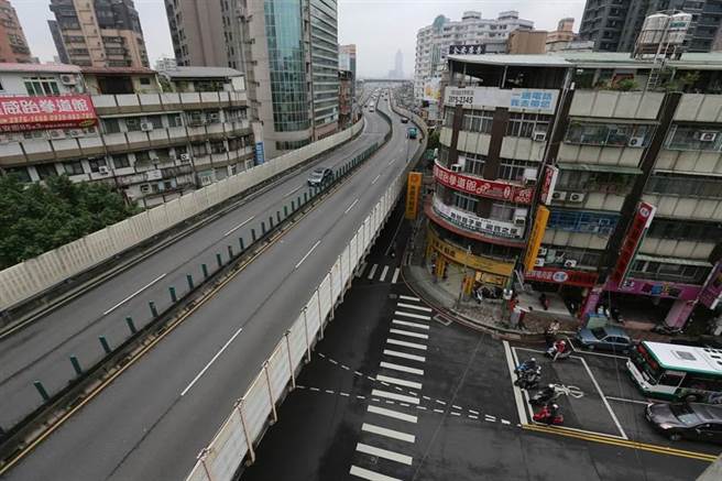 新北市台1线高架路中兴北街匝道，今天凌晨发生一起宾士自撞护栏意外，警方到场时不见肇事宾试车主身影。图为新北市台1线高架路资料照。（中时资料照 黄世麒摄）