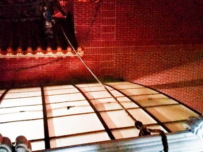 2岁男童4楼坠地，撞到一楼遮雨棚再落地。（非事发示意图／中时资料照）