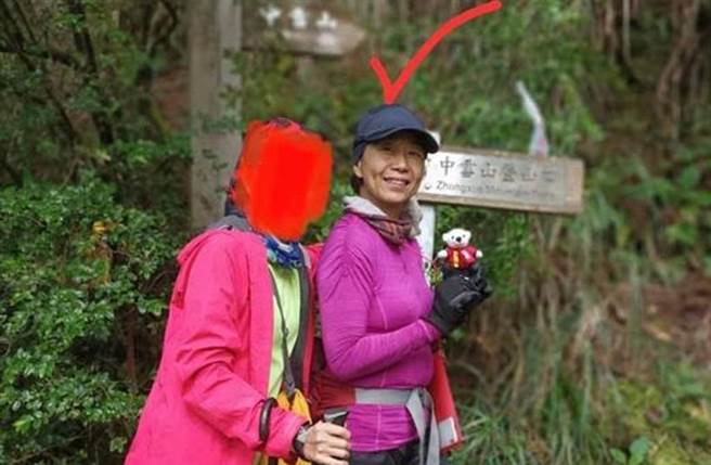 57歲趙女8月22日攀登中雪山失聯，迄今30天，她的丈夫不肯輕言放棄，尋人懸賞金從50萬元提高到150萬元。（照片來源：Roger Lee臉書）