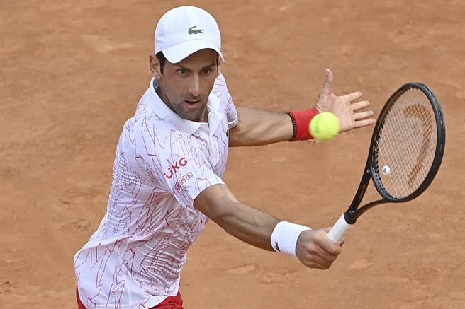 乔柯维奇又在场上动怒，还砸烂球拍。（资料照／美联社）